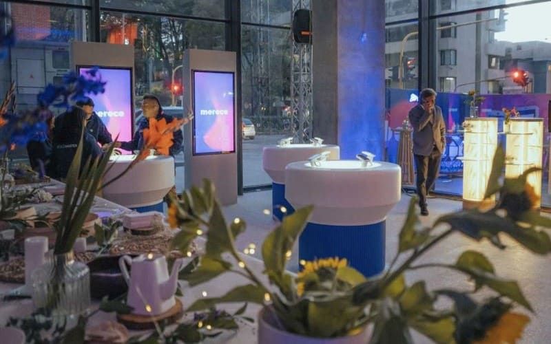 An immersive brand event with screens and flowers
